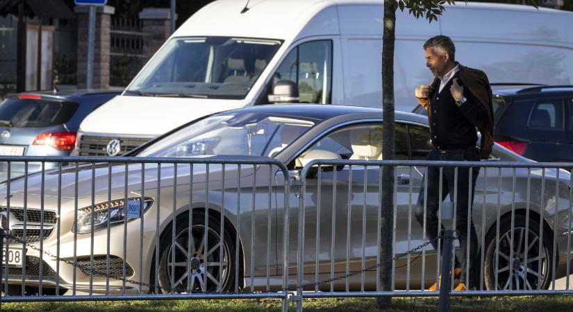 Rákay Philip saját kezével mosta a legalább 80 milliós Mercedes-Maybach autóját egy budakeszi autómosóban