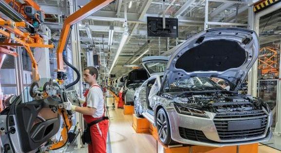 220 ezer embert foglalkoztatnak, főleg az autógyártásban a német cégek