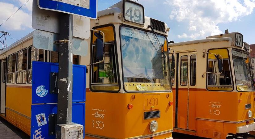 Mi történik? Rollerest csapott el a villamos, biciklist gázolt a vonat: megállás nélkül történnek ma balesetek Budapesten