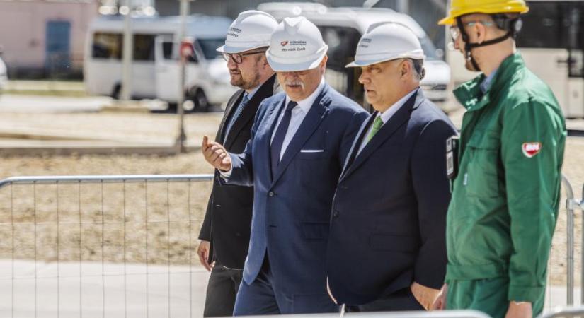 Új Mol-gyárat avattak, Hernádi Zsolt megkérte Orbán Viktort, hogy adjon át valamit az EU vezetőinek