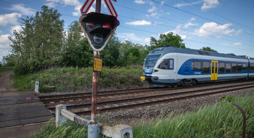 Most jött: felszáz utassal balesetezett a budapesti vonat