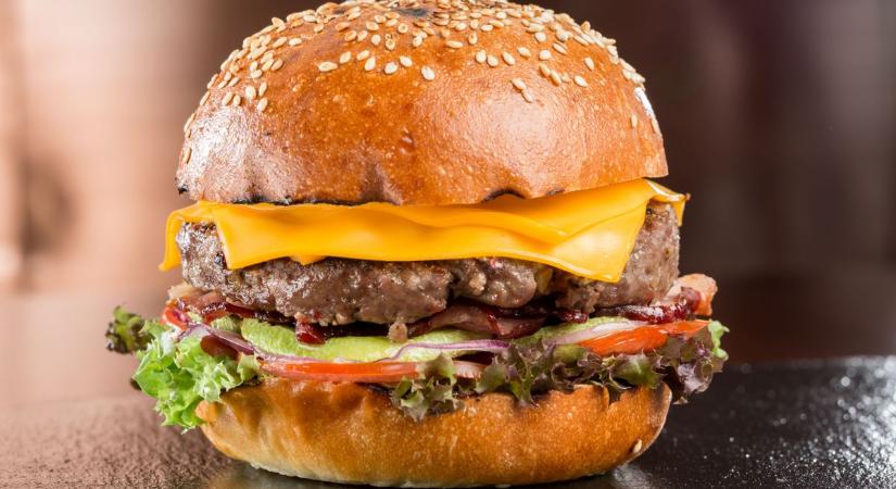 Guiness-rekord várható: egy mázsás hamburgert készítenek Lajosmizsén