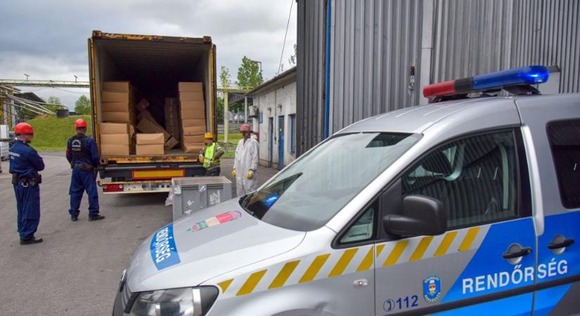 Videón, ahogy elég a 480 milliárdot érő 32 tonnányi extasy-alapanyag