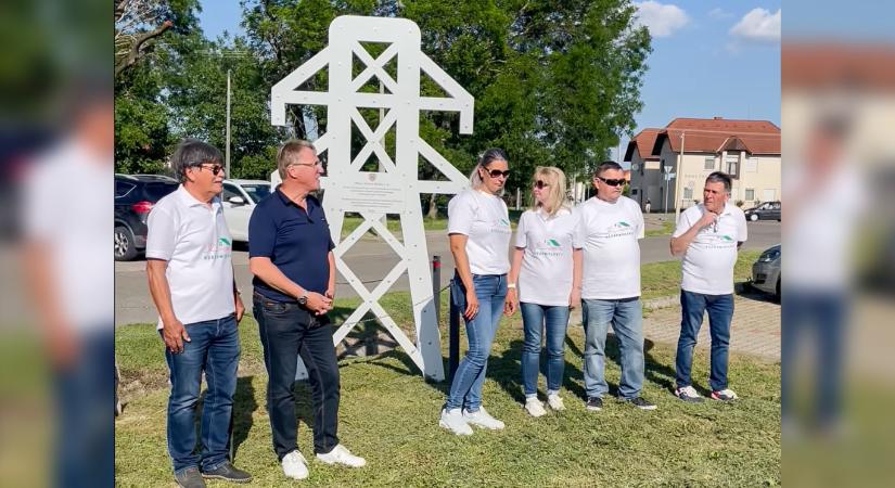 Kozármislenyben szobrot állítottak egy villanyoszlopnak