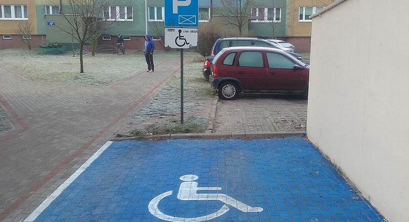 Egészségesek élnek vissza a fogyatékosoknak kiállított parkolási kártyákkal
