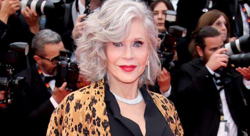 A 86 éves Jane Fonda ilyen sikkesen jelent meg Cannes-ban: a legszebb ruhák a nyitóesten