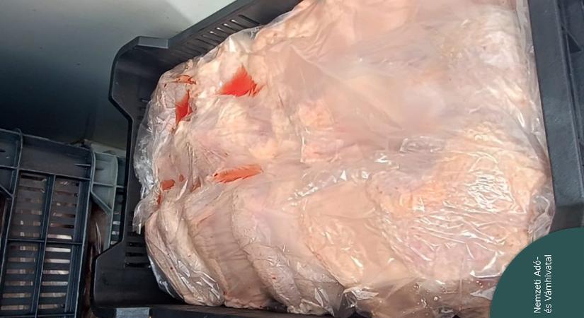 Romlott hússal teli, túlsúlyos furgont kapcsoltak le Csongrád megyében
