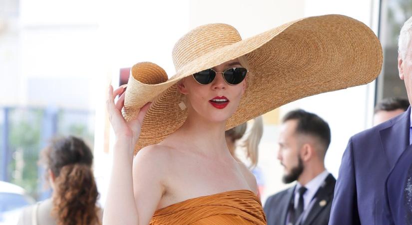 Anya Taylor-Joy akkora kalapban érkezett meg Cannes-ba, ami napernyőnek is beillene