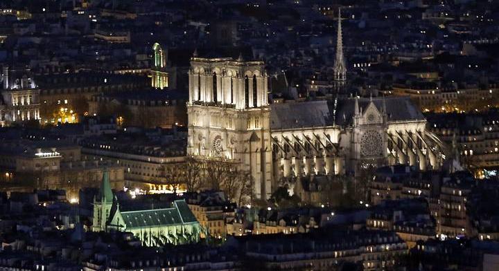 Porrá égett, de év végén újranyithat a párizsi Notre-Dame