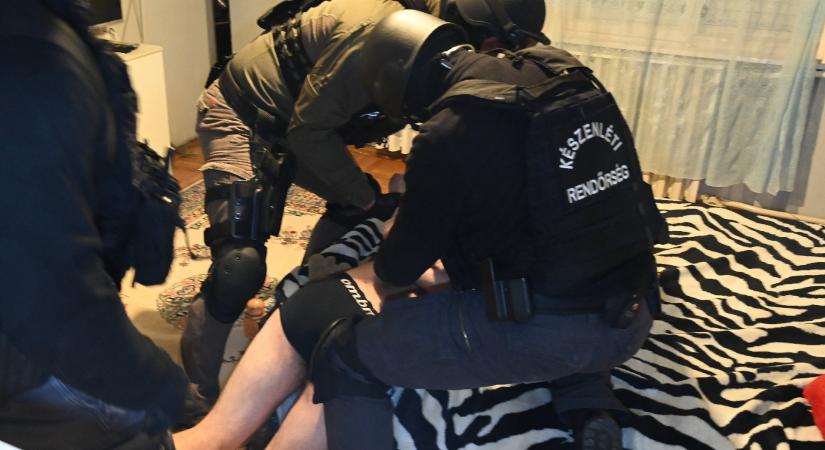 Több száz rendőr és katasztrófavédelmi szakember „kényszerülhet” távozásra