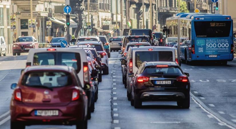 Magyar Autóklub: a fővárosi önkormányzat tízből hat autót kitiltana Budapest útjairól