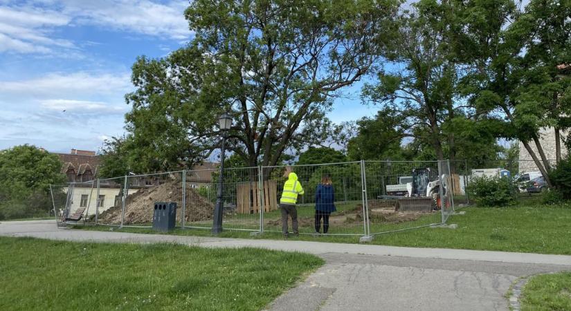 Játszóteret épít a Várkapitányság a Budai Vár déli kertjében – egy fa köré