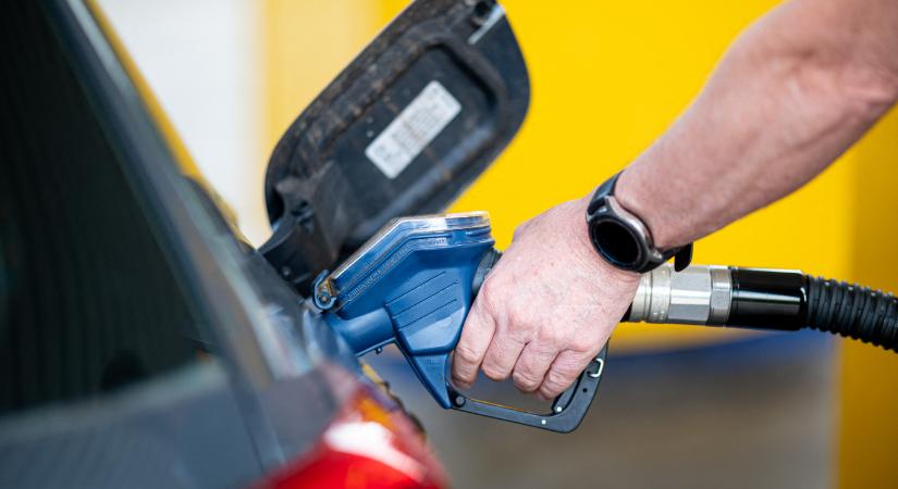 Újabb árcsökkentés a kutakon: közel a 600 forintos átlagár a benzinnél és a dízelnél is