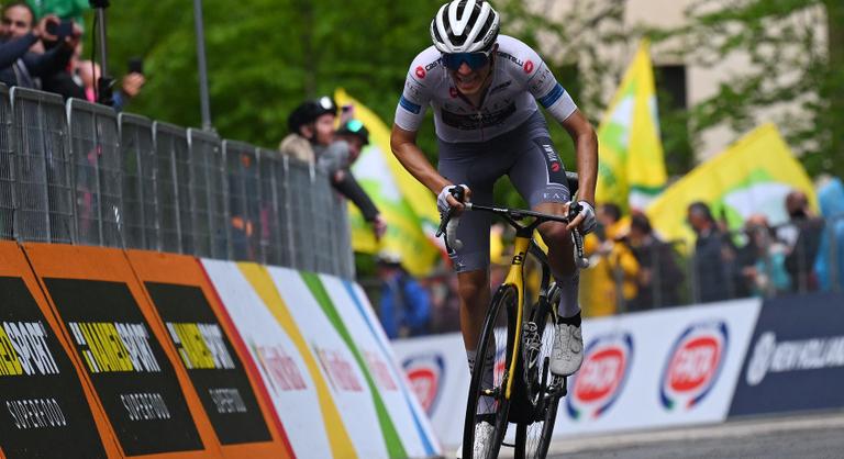 Feladta a versenyt Valter Attila csapattársa, a Giro d'Italia élcsoportjának tagja