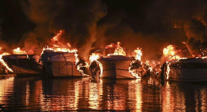 Hatalmas tűz volt egy horvát kikötőben, legalább huszonkét hajó kiégett