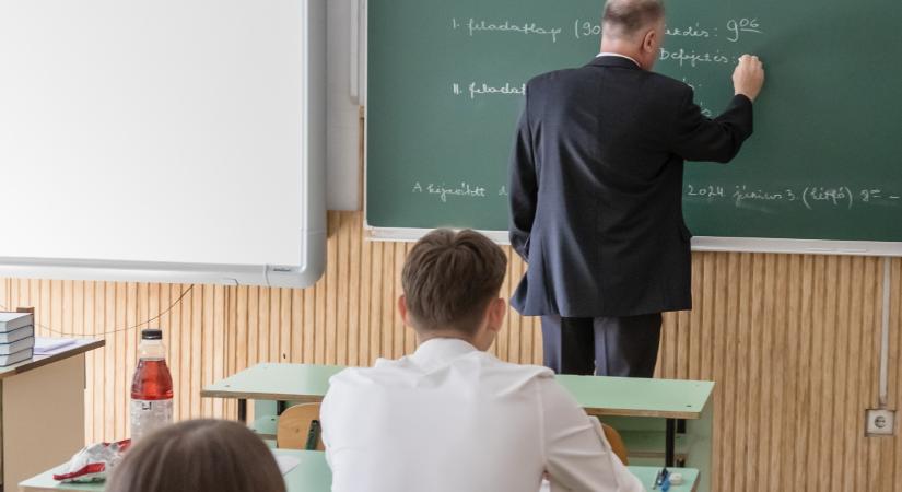 A BM szerint igenis, közfeladatot ellátó személyek a tanárok
