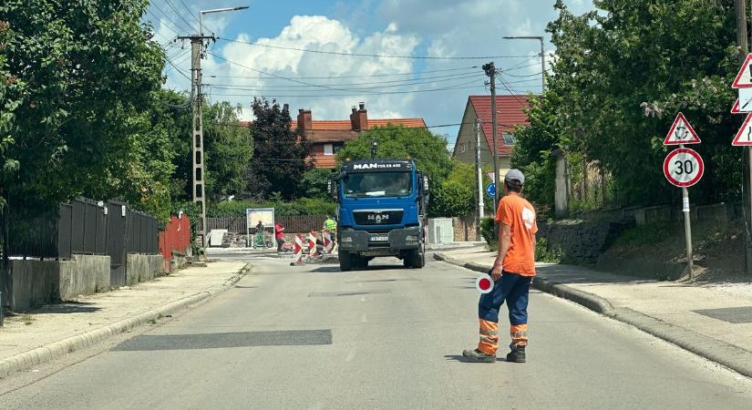 Jelzőőrös forgalomirányítás a Pozsonyin