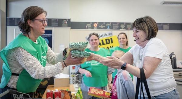 Élelmiszerbank gyűjtés: az adományok felét az ALDI vásárlói adták