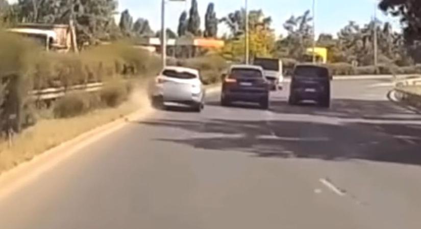 Videón, ahogy felnyomta az útpadkára társát egy bunkó BMW-s az M5-ösön