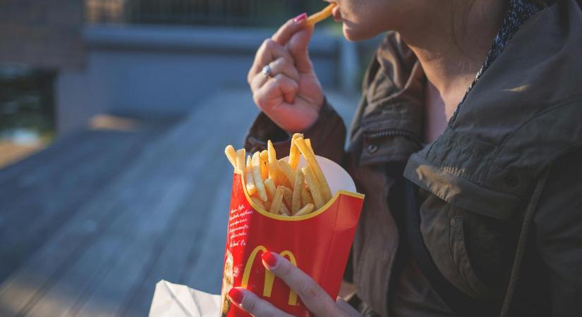 Népszerű TikTok-kihívásban bemutatott étkezési szokás veszélyeire figyelmeztet a dietetikus: csak így fogyasszunk gyorséttermi ételeket