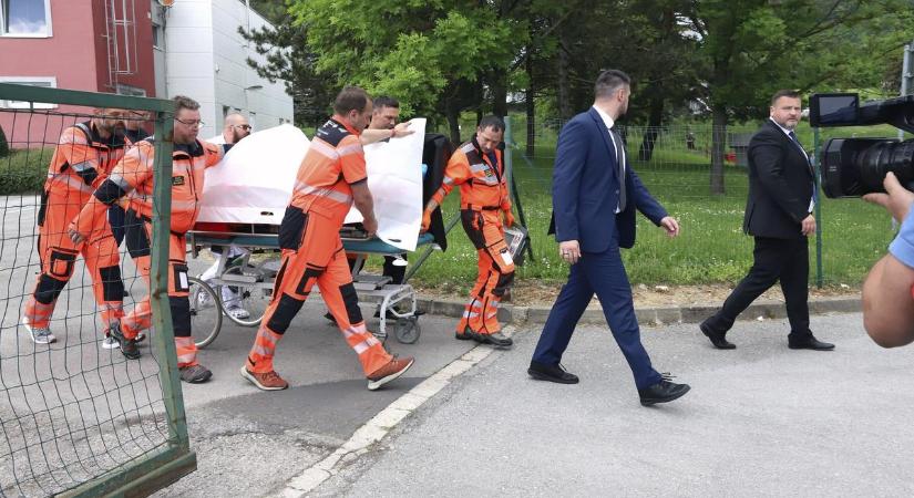 Életveszélyes állapotban szállították kórházba Robert Ficót: fotók a helyszínről