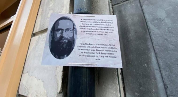 Emléktáblát kapott a brüsszeli eresz, amelyen Szájer József menekült a rendőrök elől