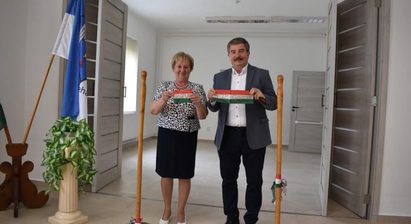 Átadták a felújított közösségi házat Görbeházán