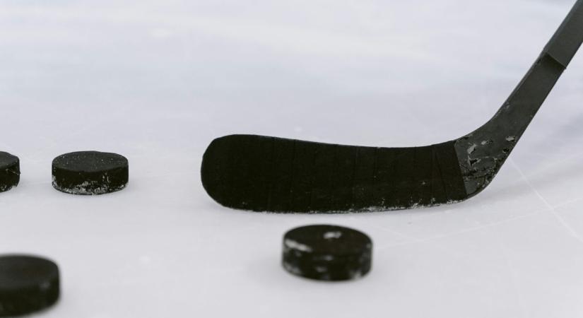 "Egy 21 éves, edzett, aktív jégkorongozó nem csuklik csak úgy össze" – Holtan esett össze a játékos, rendőrök mentették meg az életét
