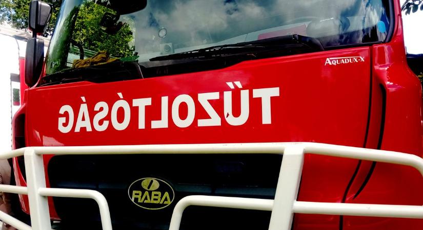 Kigyulladt egy épület Budapest XI. kerületében, a tűzoltók két vízsugárral próbálták megfékezni a lángokat
