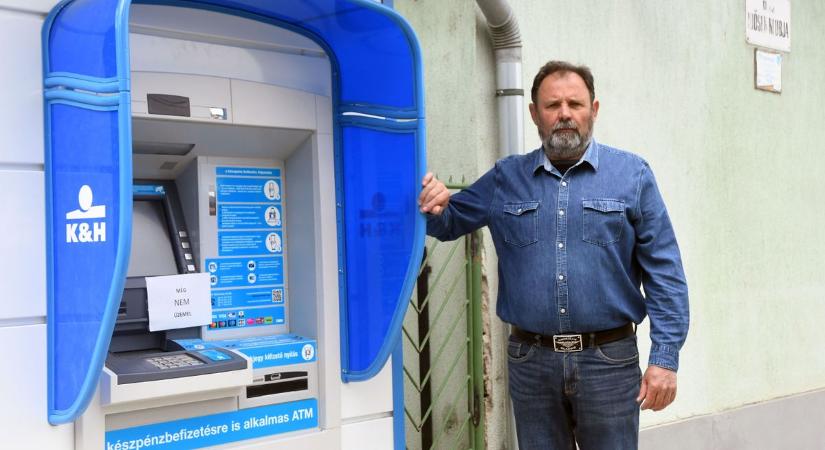 Újítás: már működik az új ATM Fegyverneken, be- és kifizetésre is alkalmas a gép