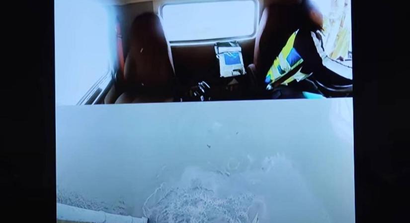 Döbbenetes felvétel került ki a balesetről, ami után 40 percig lógott a semmibe egy teherautó – megrázó videó