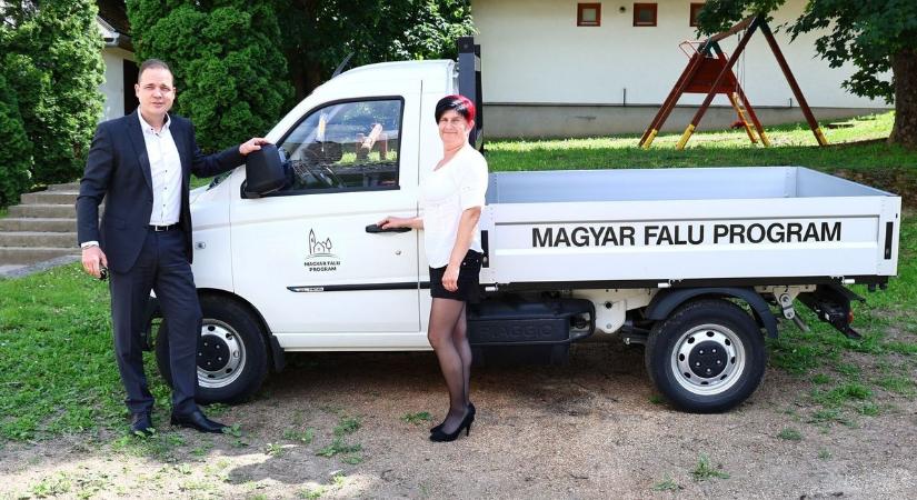 Új teherautó kapott a kisbárapáti önkormányzat