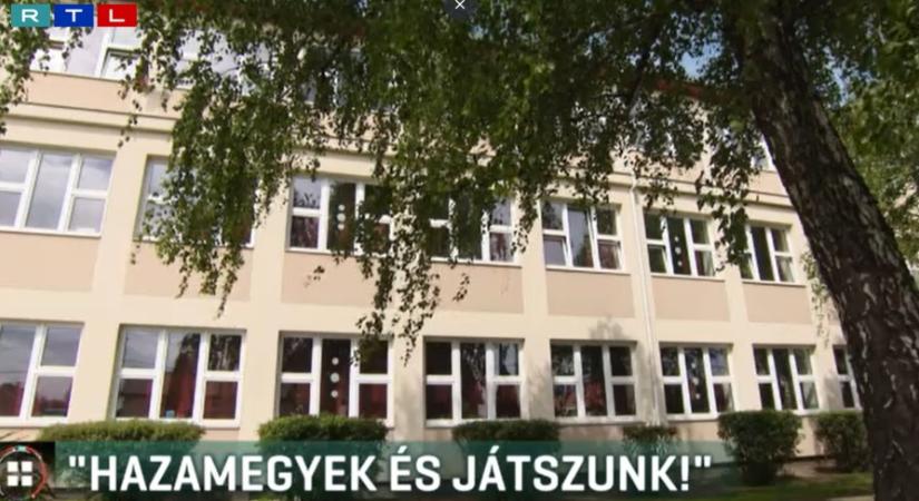 Tanárok és iskolaőr jelenlétében rugdosta meg az iskolaudvaron négy lány a 10 éves kemecsei kisfiút