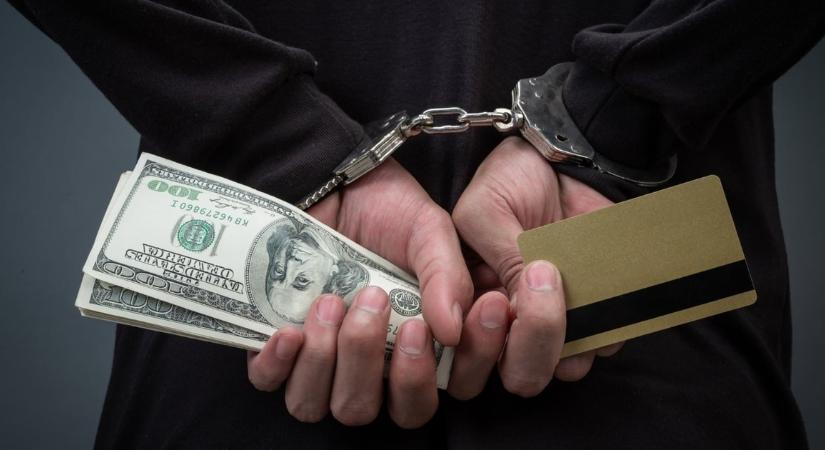 Pénzmosásra nyitott bankszámlák miatt emeltek vádat egy férfi ellen Keszthelyen