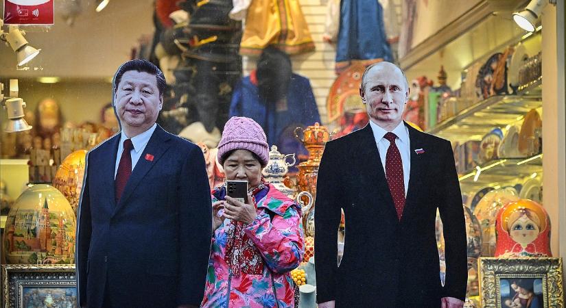 A háborúpárti Putyin is vadul csapja a szelet Hszi Csin-pingnek