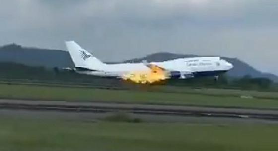 Felszállás közben, 468 emberrel a fedélzetén gyulladt ki egy Boeing hajtóműve – videó