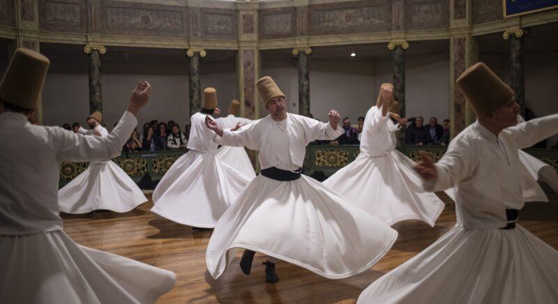 Dervisek tánca – Konya Török Szufi Zenei Együttes előadása a Pécsi Nemzetiben