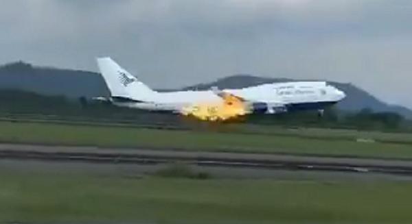 Közel 500 emberrel a fedélzetén gyulladt ki egy Boeing-gép: megrázó felvételeket tettek közzé a lángba borult repülőről