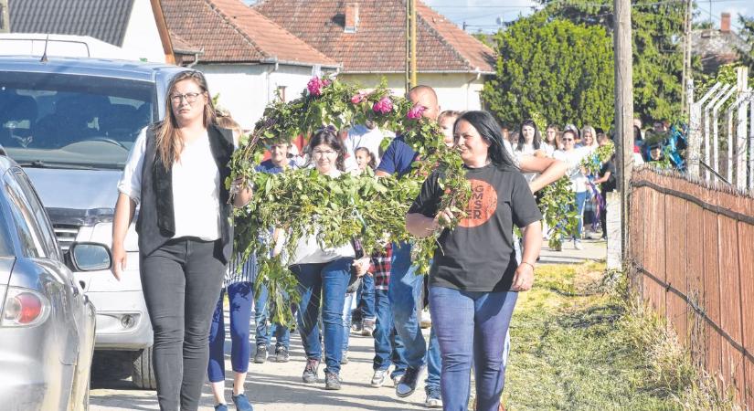 Zöld ágakkal vonultak az utcán a pátyodiak