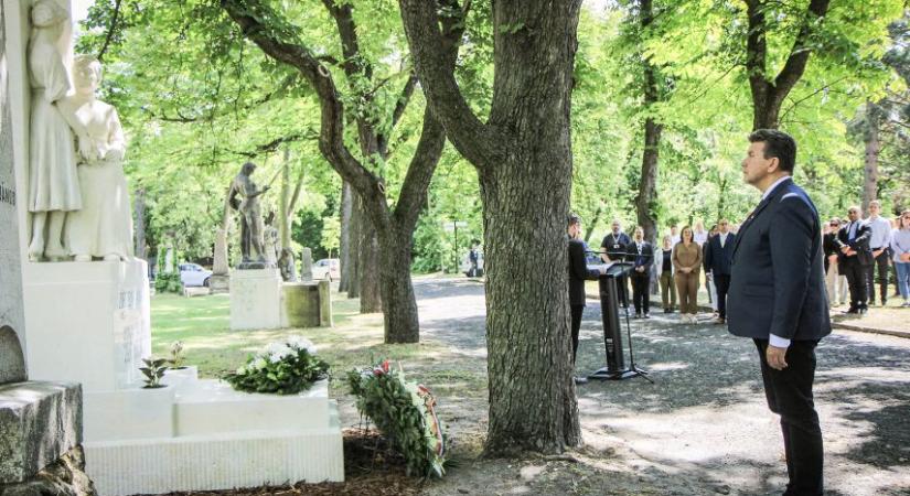 Zirzen Jankára, a magyar nőnevelés kiemelkedő alakjára emlékeztek a Fiumei úti sírkertben