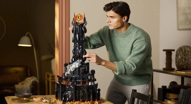 Gigantikus LEGO-torony tetejéről nézhet rád Sauron szeme