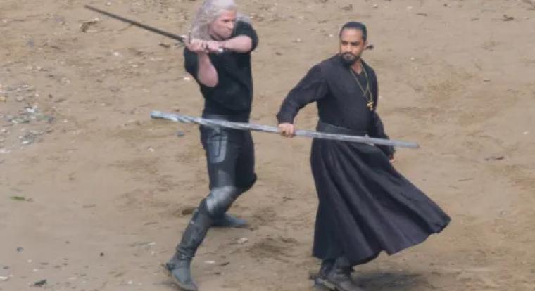 Teljes Geralt-szettben látható Liam Hemsworth a Vaják 4. évadának forgatási képein