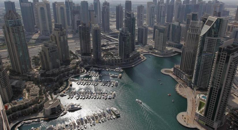 Távirányítású hajó tisztítja Dubaj csatornáit