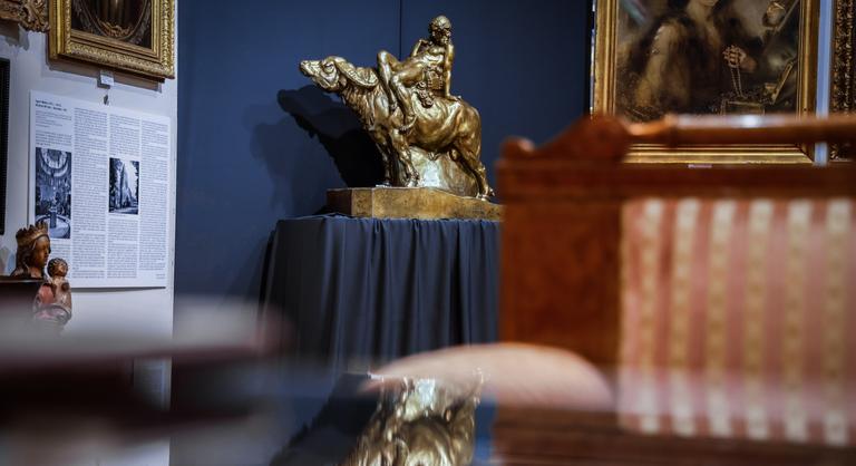 Döbbenetes összegért árverezhetik el a rekordméretű Zsolnay szobrot