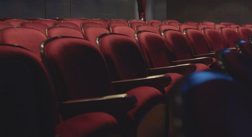 Kirúgott és felmondott tanáraiktól búcsúztak volt diákjaik a Radnóti Színházban