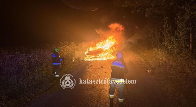 Teljes terjedelmében égett egy autó a 84-es főúton, Csénye közelében - fotók