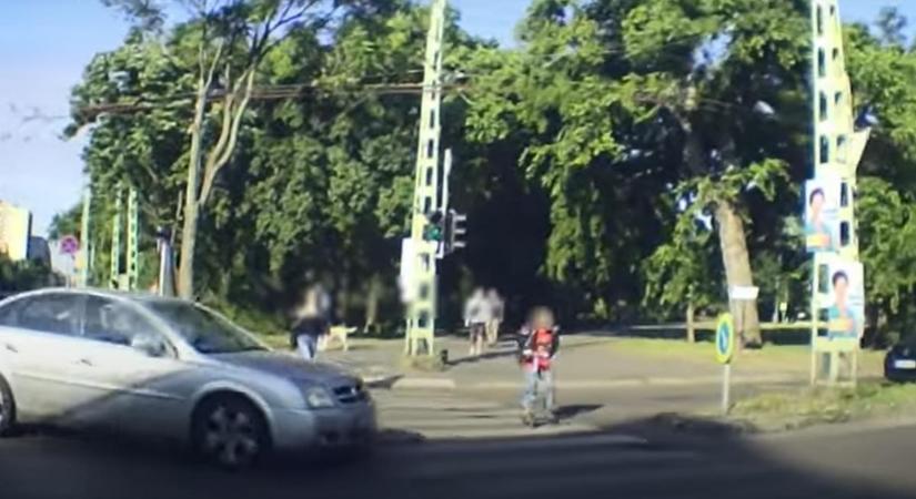 Centiken múlott a baleset: hajszál híján elütött egy rolleres kislányt az autós Zuglóban - videó
