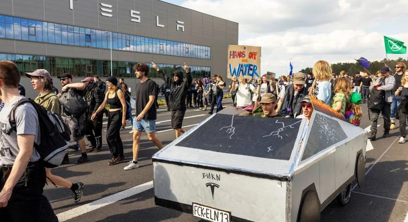 A tüntetések ellenére is bővítheti német gyárát a Tesla