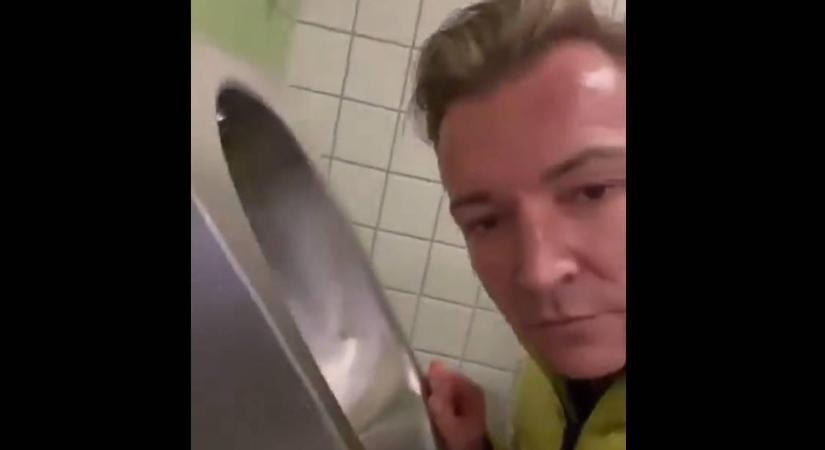 Gyomorforgató videón a német politikus, aki úgy nyaldossa a nyilvános WC keféjét, mintha fagyi lenne... és van ennél rosszabb is 
