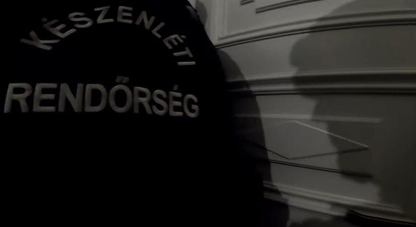 Unokázós csalók vezérét kapták el a rendőrök Budapesten: minimum 320 milliót kaszált a bűnbanda – videó